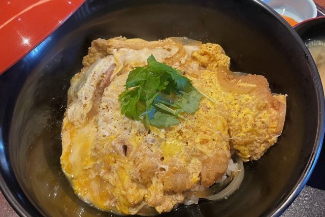 余市北島豚と江別太田ファーム卵のカツ丼定食（みそ汁、漬物付き）